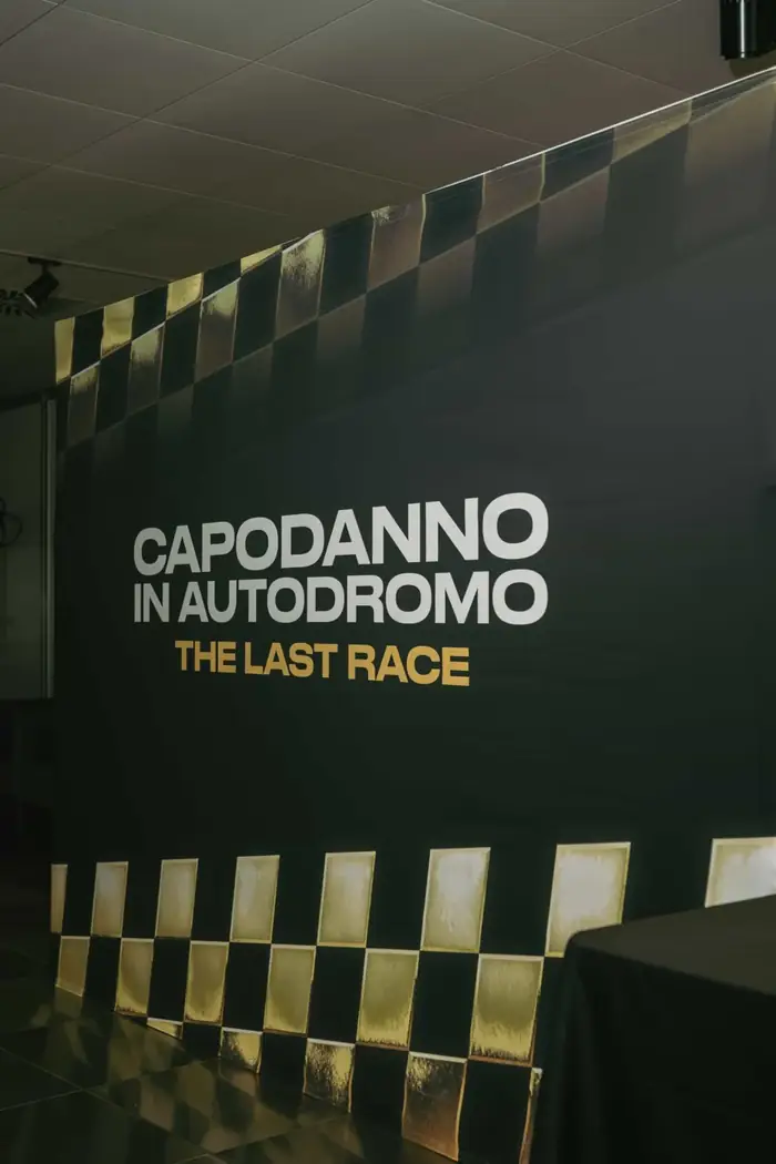 La parete con il logo Capodanno in Autodromo all’ingresso